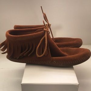 MINNETONKA ANKLE BOOTIE MOCCASINS, LEATHER, SIZE 7